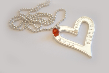 Halsband Amor Vincit Omnia i gruppen Namnsmycken hos Anna Veronica Design Collection (HA0207)